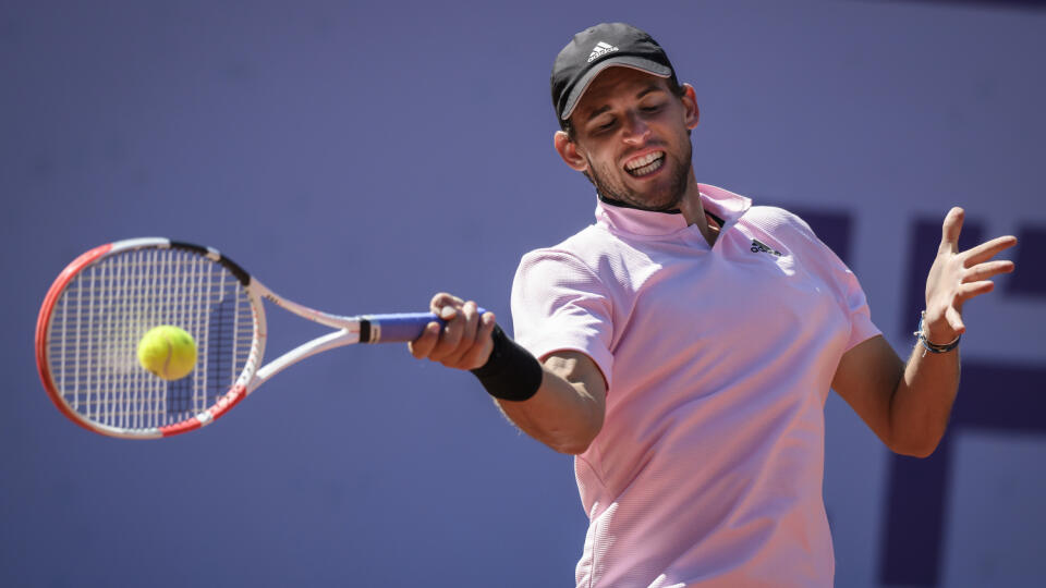 WA 6 Gstaad - Rakúsky tenista Dominic Thiem odvracia úder Juana Pabla Varillasa z Peru vo štvrťfinále mužskej dvojhry na turnaji ATP vo švajčiarskom Gstaade v piatok 22. júla 2022. FOTO TASR/AP 

Dominic Thiem of Austria in action against Juan Pablo Varillas of Peru, during the quarter final round game at the Swiss Open tennis tournament in Gstaad, Switzerland, on Friday, July 22, 2022. (Anthony Anex/Keystone via AP)