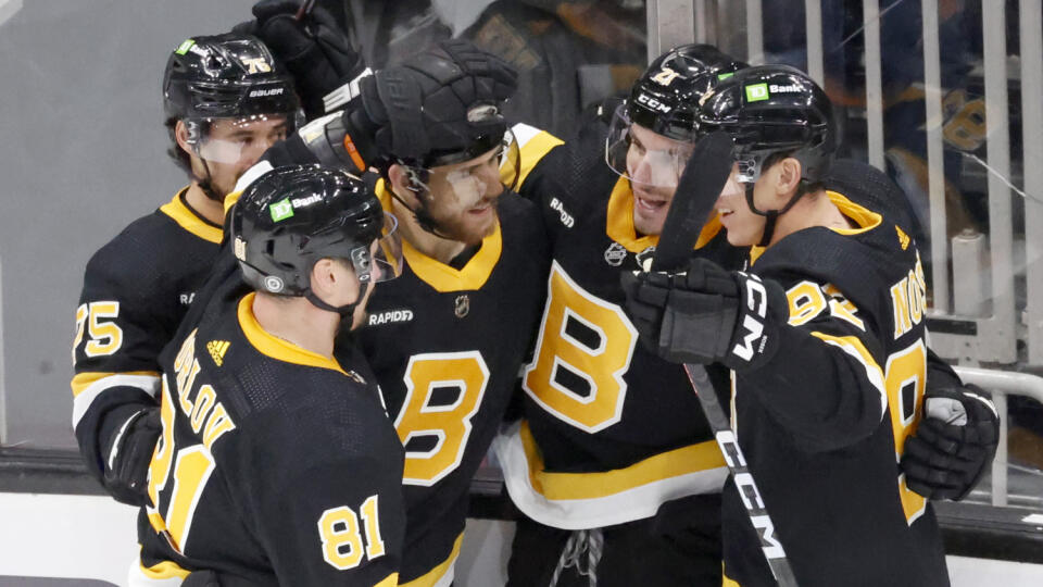 WA 104 Boston - Hokejista Bostonu Bruins Garnet Hathaway (21) sa teší so spoluhráčmi po strelení víťazného gólu na 3:2 v zápase zámorskej hokejovej NHL Boston Bruins - Detroit Red Wings v Bostone v sobotu 11. marca 2023. FOTO TASR/AP
Boston Bruins players congratulate teammate Garnet Hathaway (21) after he scored the game-winning goal against the Detroit Red Wings during the third period of an NHL hockey game, Saturday, March 11, 2023, in Boston. (AP Photo/Mary Schwalm)