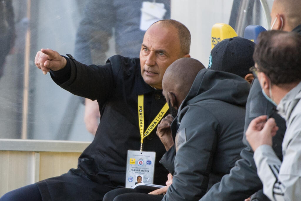 Na snímke tréner Slovana Darko Milanič počas zápasu 4. kola nadstavbovej časti Fortuna ligy v skupine o titul FC DAC 1904 Dunajská Streda - ŠK Slovan Bratislava v Dunajskej Strede v nedeľu 11. apríla 2021. FOTO TASR - Martin Baumann