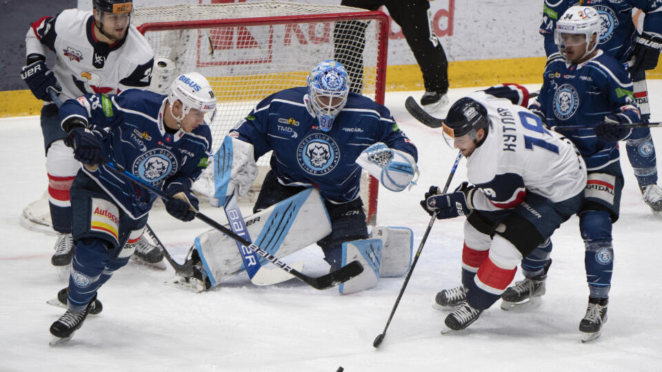 Na snímke vľavo Miroslav Pupák (Nitra) a vpravo Milan Kytnár (Slovan) počas 15. kola hokejovej Tipos extraligy HC Slovan Bratislava - HK Nitra 7. novembra 2021 v Bratislave.	 FOTO TASR - Pavel Neubauer

