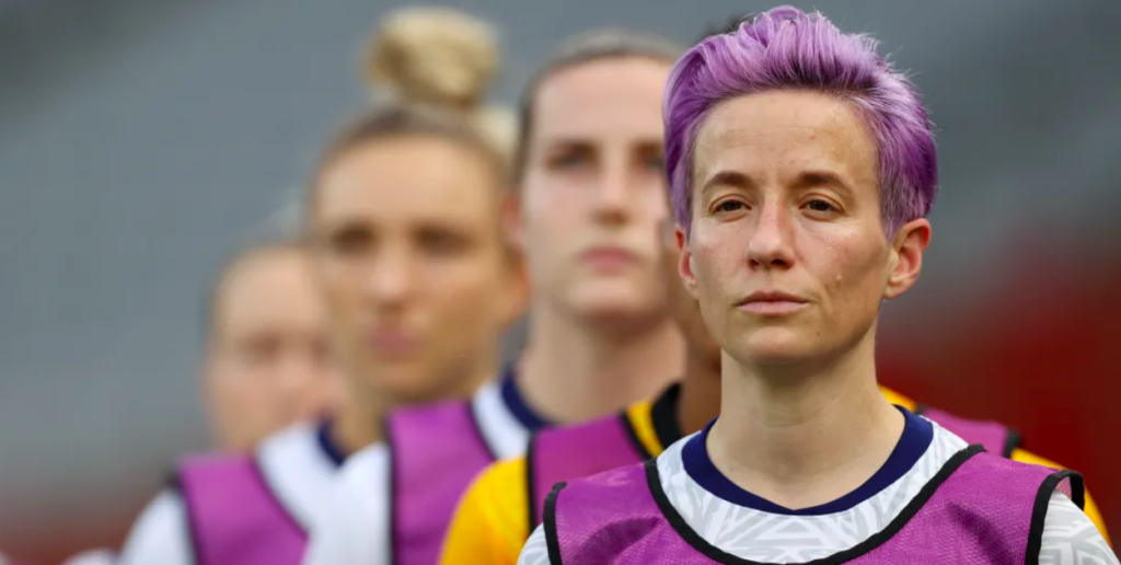 Americká futbalistka Megan Rapinoe do dala do fialova.
