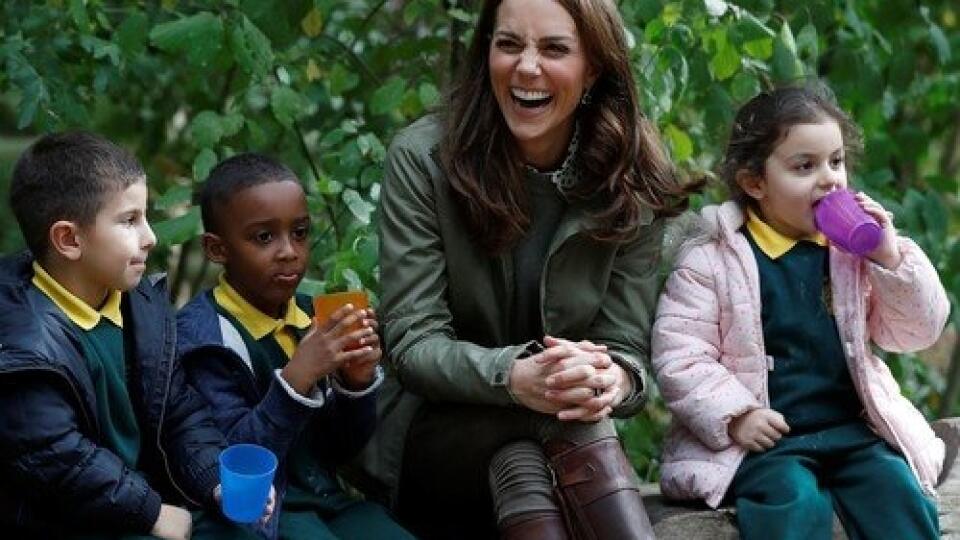 Kate navštivila detičky v Sayers Croft Forest School a výborne sa s nimi bavila