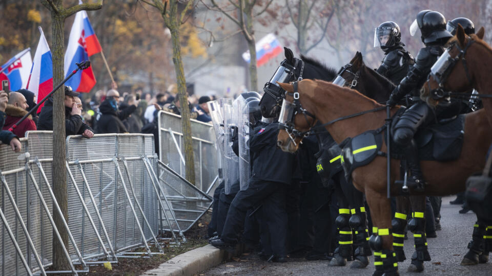Protivládny protest pred Úradom vlády