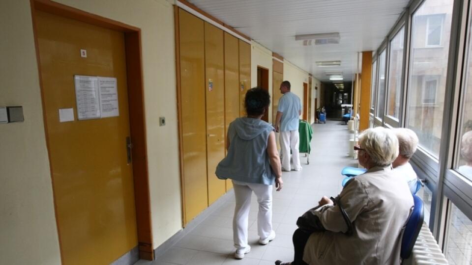 V priemere mal súkromný ambulantný lekár v roku 2017 hrubý mesačný príjem vo výške 2 416 eur.