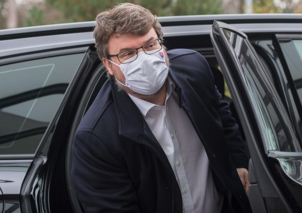 Na snímke vicepremiér SR pre legislatívu a strategické plánovanie Štefan Holý prichádza na zasadnutie Ústredného krízového štábu 23. novembra 2020 v Bratislave. FOTO TASR - Martin Baumann
