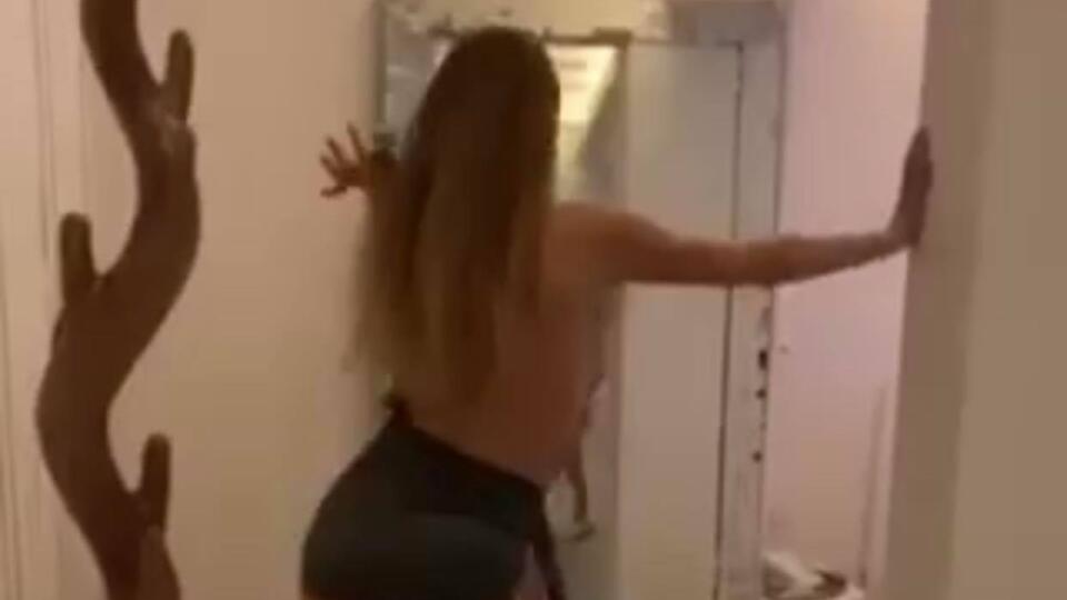 Objavilo sa ďalšie pikantné video. Žena sa opäť až príliš podobá na modelku Andreu Verešovú.