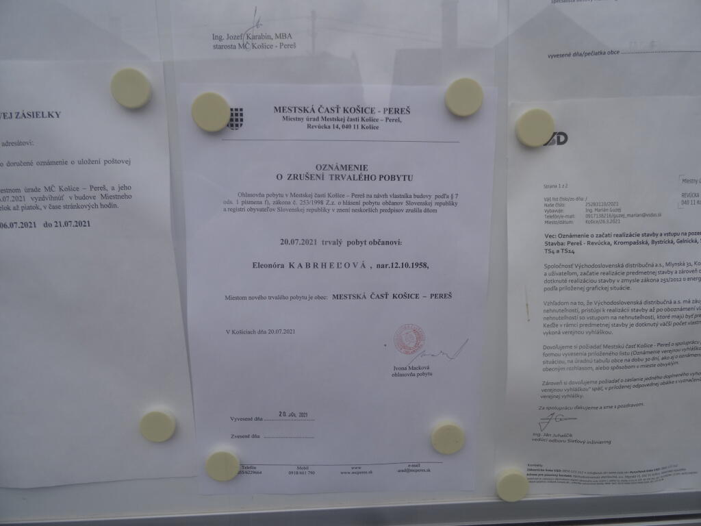 Verejná tabuľa na chodbe úradu, kde visí oznam o zrušení trvalého pobytu Nory Kabrheľovej.