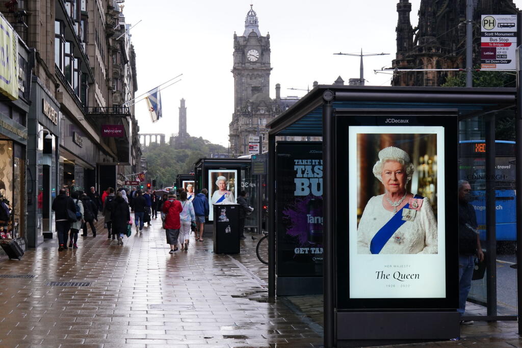 JB 34 Edinburgh - Portrét zosnulej britskej kráľovnej Alžbety II. na autobusovej zastávke v škótskom Edinburghu 9. septembra 2022. Na oficiálnej webovej stránke britskej kráľovskej rodiny bola zriadená virtuálna kondolenčná kniha na pamiatku zosnulej britskej kráľovnej Alžbety II. Agentúra TASR o tom informuje na základe správy britskej stanice BBC. Kráľovná Alžbeta II zomrela vo štvrtok popoludní vo svojom škótskom sídle Balmoral. Bola najdlhšie vládnucim monarchom v dejinách Británie – na trón