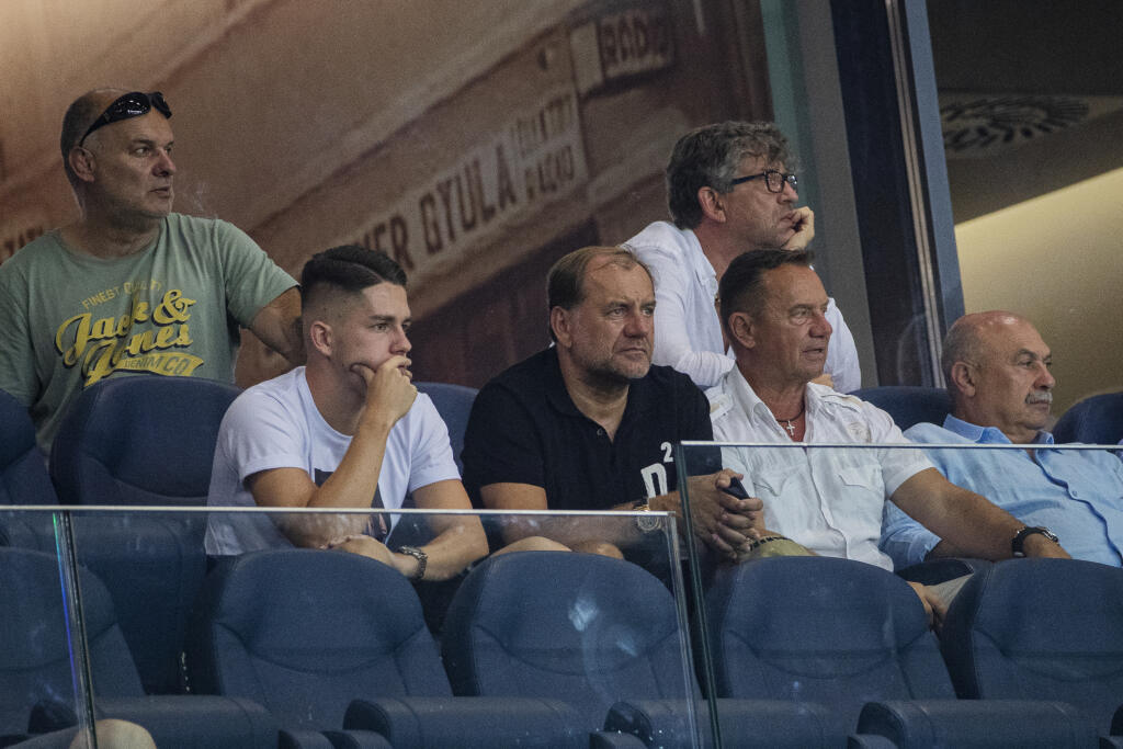 Na snímke Vladimír Weiss a Petr Kašpar v hľadisku počas zápasu 2. predkola Európskej ligy medzi DAC Dunajská Streda a Atromitos FC.