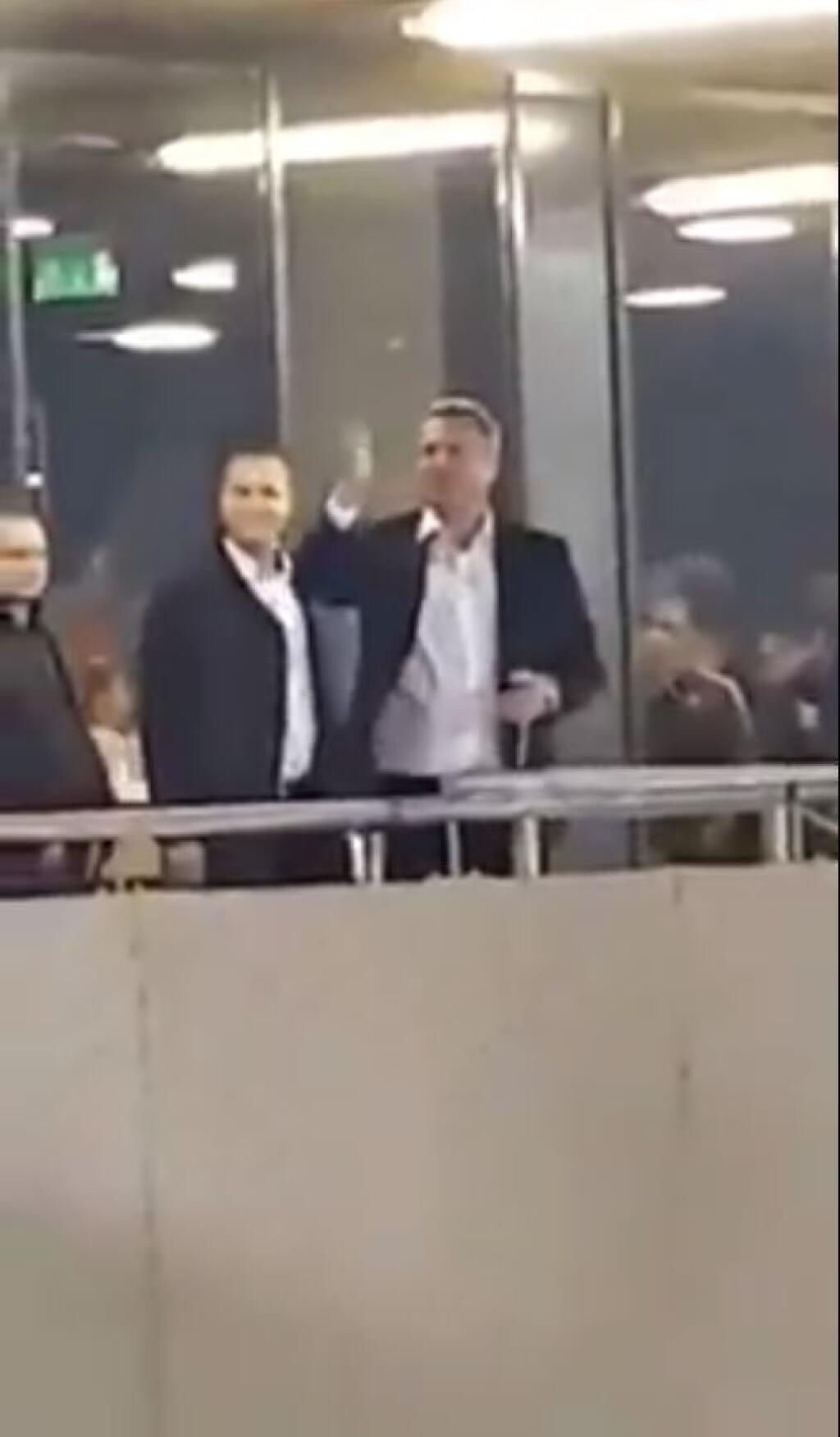 Danko si po záverečnom hvizde užil svoju chvíľku slávy, keď slovenským fanúšikom rozdával bozky. Predseda SNS to však od niektorých poriadne schytal.