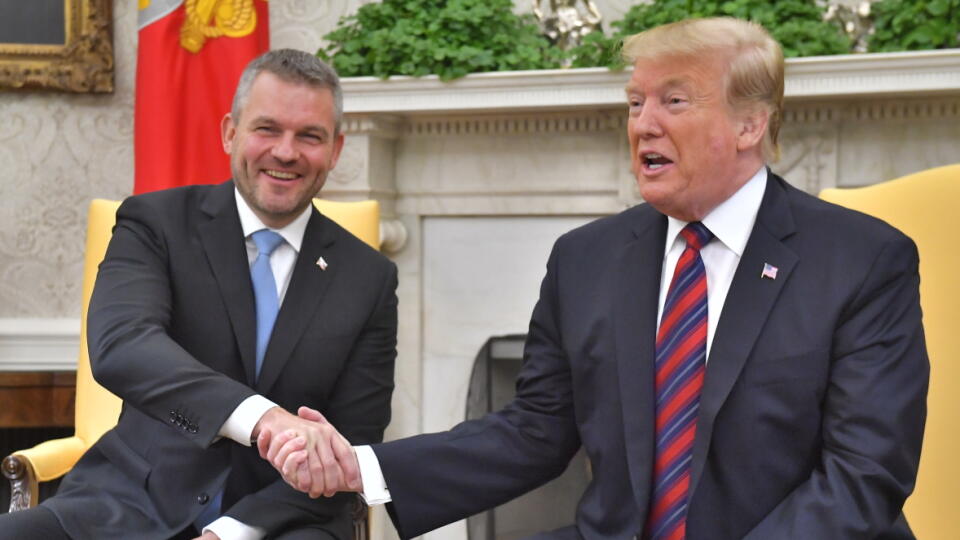 Na snímke americký prezident Donald Trump (vpravo) a slovenský premiér Peter Pellegrini sa zdravia v Bielom dome vo Washingtone 3. mája 2019. FOTO TASR - Michal Svítok