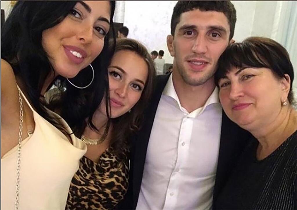 Sidakov a Madina si povedali áno a bavili sa na spoločnej svadobnej hostine.