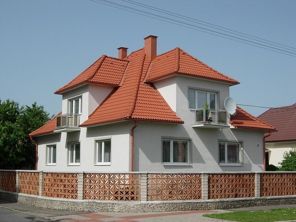 Musí sused omietnuť plot aj z druhej strany?