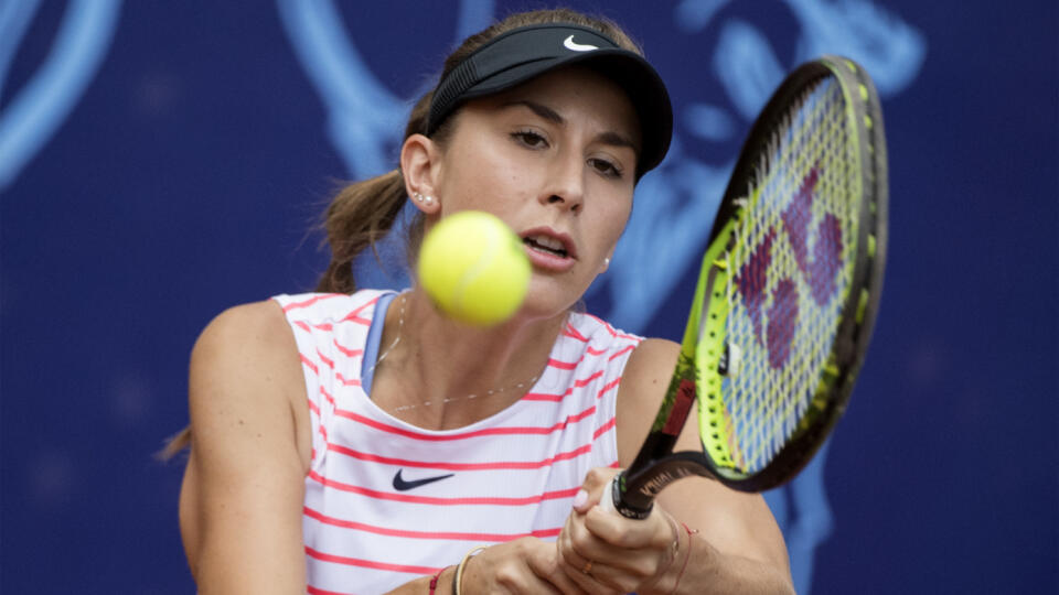 Na snímke švajčiarska tenistka Belinda Benčičová počas finálového zápasu ženskej dvojhry proti Slovenke Viktórii Kužmovej na tenisovom turnaji Bratislava Open 22. júna 2020 v Bratislave. FOTO TASR - Martin Baumann