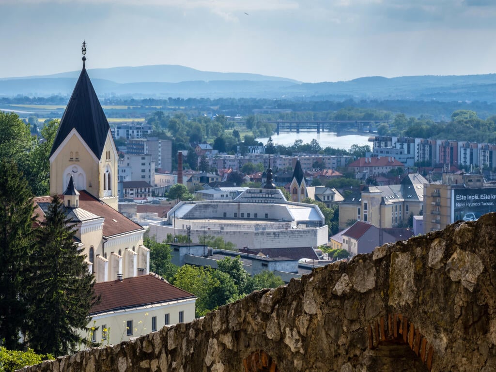 Pohľad z Trenčianskeho hradu na súčasný svet. Od čias Matúša Čáka pribudli betónové stavby.