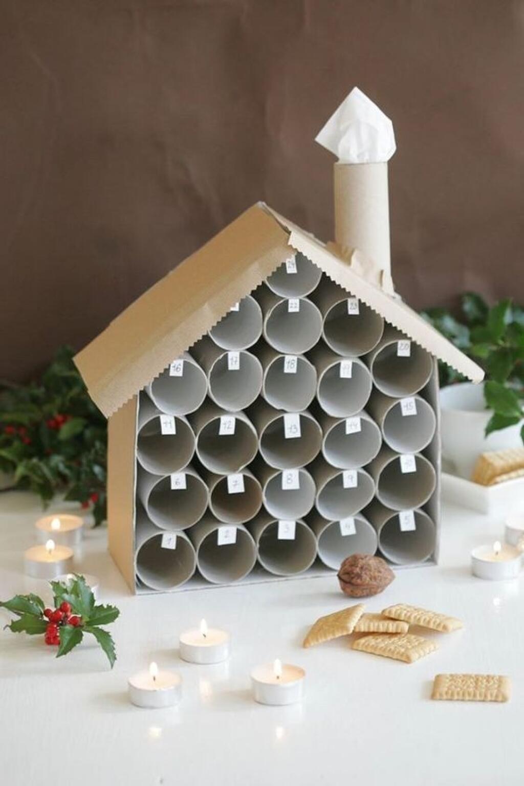 Adventný kalendár z toaletných ruličiek.