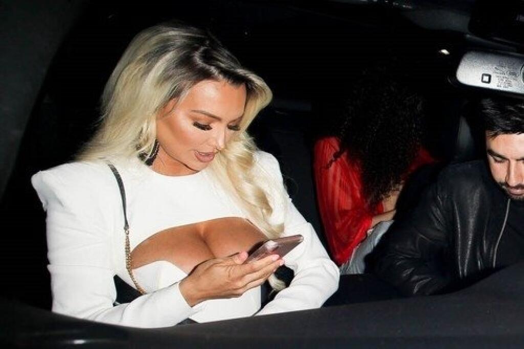 Herečka Lindsey Pelas vyrazila do baru v Los Angeles s poriadne odhaleným výstrihom z ktorého vykúkali jej vraj prirodzené prsia