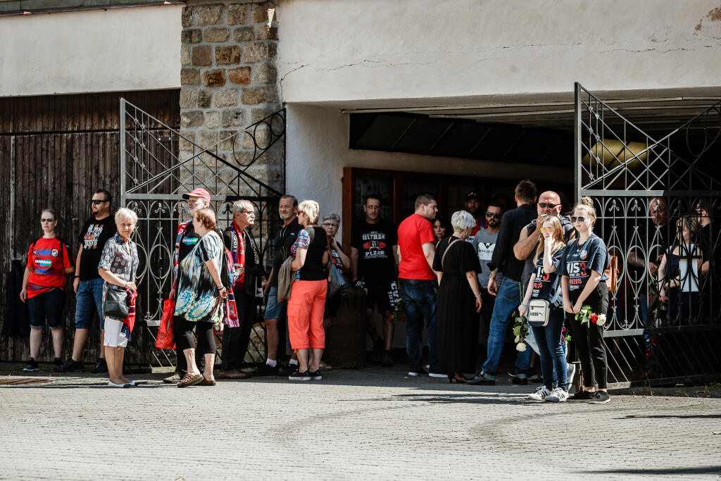 Na snímke fanúšikovia počas posledej rozlúčky so zosnulým slovenským futbalovým reprezentantom Mariánom Čišovským vo Veľkej obradnej sieni Ústředního hřbitova v Plzni.