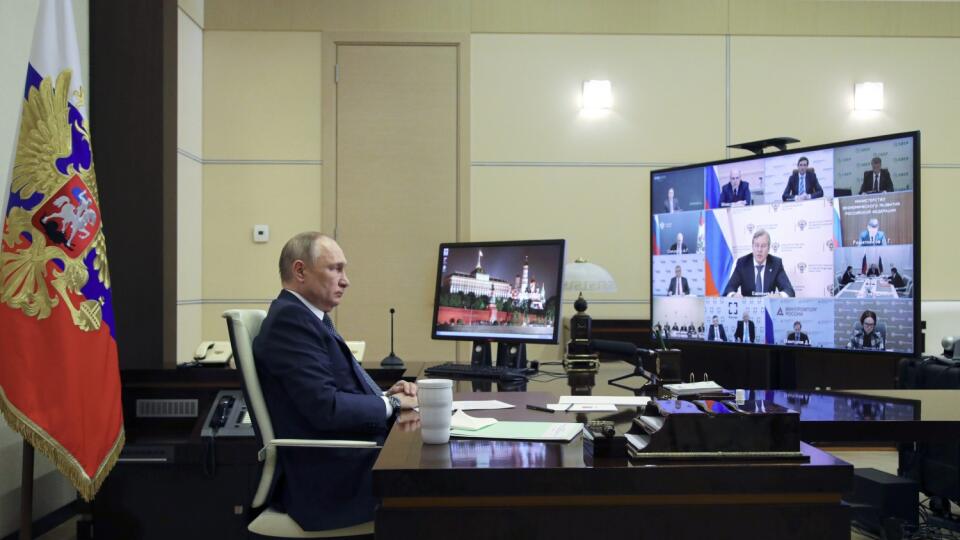 JB 32 Moskva - Ruský prezident Vladimir Putin počas stretnutia s top predstaviteľmi na podporu leteckého priemyslu v Rusku v súvislosti so sankciami Západu prostredníctvom videokonferencie v jeho rezidencii Novo-Ogarjovo pri Moskve 31. marca 2022. Putin oznámil, že podpísal dekrét, podľa ktorého budú musieť zahraniční odberatelia od 1. apríla platiť za dodávky ruského plynu v rubľoch. V prípade, že sa platby nezrealizujú, kontrakty budú zastavené. TASR o tom informuje na základe správy agentúry