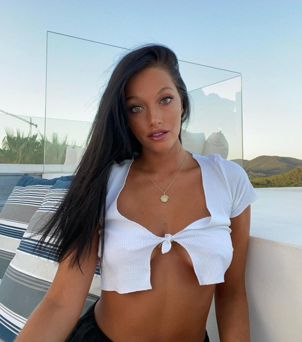 Oriana pravidelne dokazuje, že s vyzliekaním nemá problém a aj takýmito zábermi dráždi fantáziu svojich 5,3 milióna followerov na instagrame.