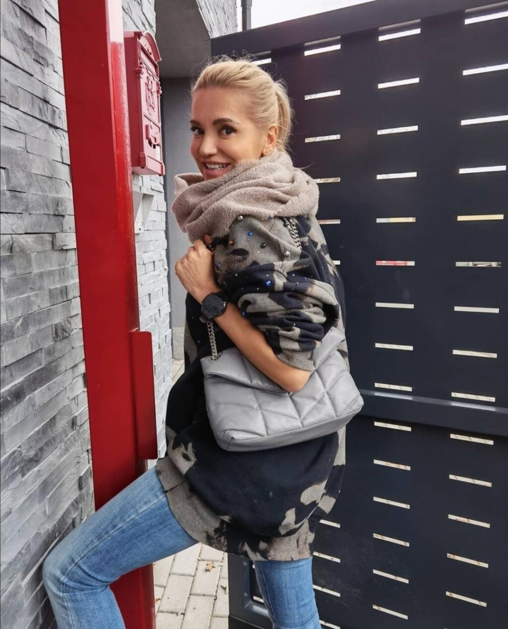 V tomto outfite by sme Dare rátali aj o 20 rokov menej. XL mikina s batikovým vzorom a našitými perličkami, sivá prešívaná kabelka, modré džínsy a kruhový šál. Rafinovaná ležérnosť v prírodných tónoch, VAU!
