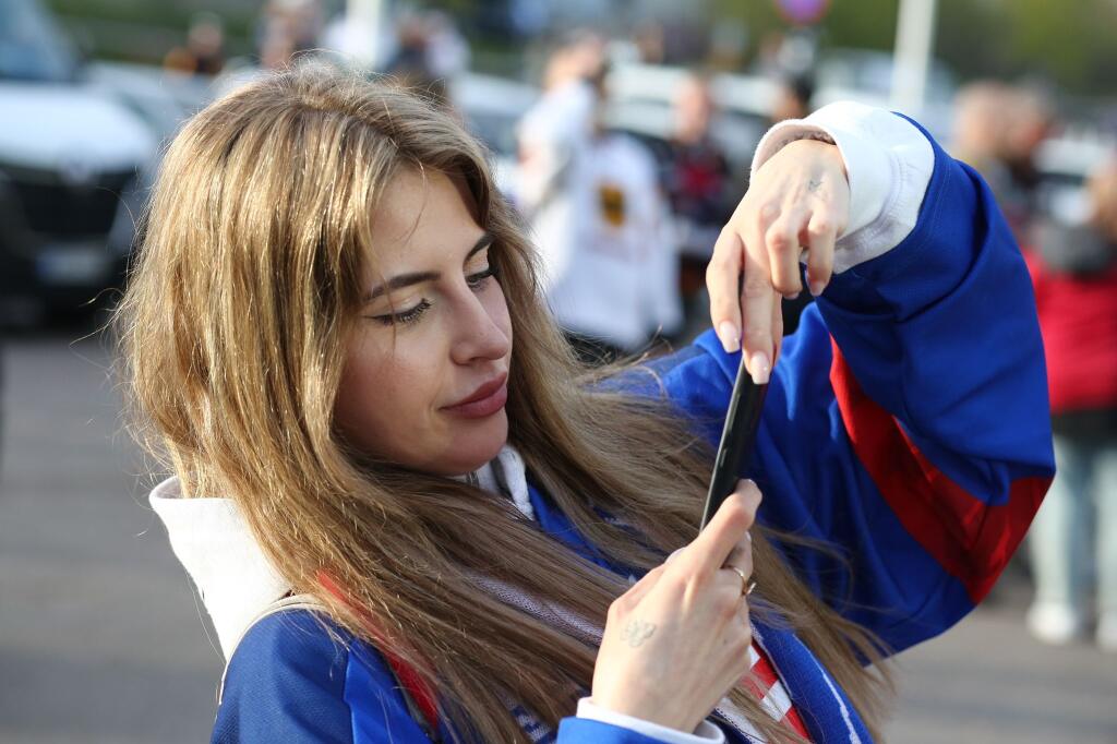 Slovenskí fanúšikovia sa aj pred zápasom proti Nemecku výborne bavili v okolí haly.