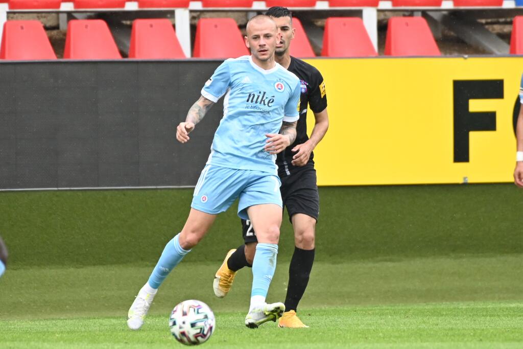 Na snímke vľavo hráč Slovana Vladimír Weiss ml. a hráč ViOnu Marko Vujič počas zápasu 9. kola nadstavbovej časti Fortuna ligy skupiny o titul medzi FC ViOn Zlaté Moravce - ŠK Slovan Bratislava v sobotu 15. mája 2021 v Zlatých Moravciach. FOTO TASR - Lukáš Grinaj