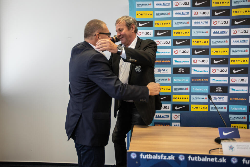 "Dúbravka mi povedal, že má ťažké obdobie v Newcastli a išiel sa odreagovať. Weiss povedal, že nevie, prečo bol vonku. Lobotka povedal, že vo Vigu mal nahustený program a nemal čas sa odreagovať. Čudný pohľad na vec, keď hral zápasy sobota-sobota. A ešte na margo môjho odchodu povedal, že tréneri prichádzajú a odchádzajú a ja som profesionál. Prístupom stopercentný. Máme ho všetci radi, je to hráč budúcnosti s veľkým potenciálom. Škriniar povedal to isté, som z neho sklamaný, lebo vzťah s ním bol nadštandardný. Teším sa z jeho výkonov, budem obom stále fandiť, ale aj som ich chcel na tlačovke po zápase s Českom vyhecovať čiastočnou kritikou, aby prevzali väčšiu zodpovednosť za hru mužstva a nespoliehali sa na Škrtela. Šatka mi povedal, že išiel s kamarátmi. Tí siedmi hráči ponocovali, ako som mal zareagovať?"