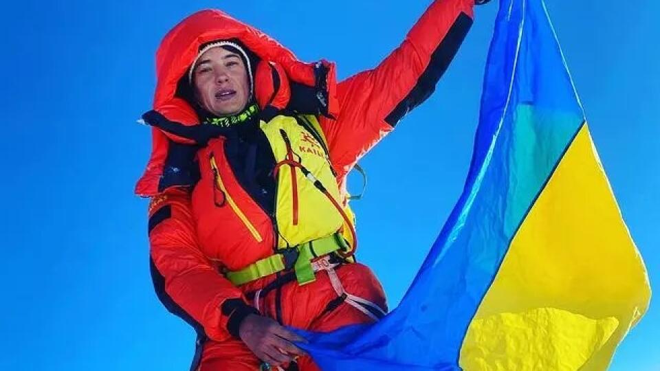 Ukrajinka Antonina Samojlovová vo štvrtok vystúpila na vrchol najvyššej hory sveta Mount Everest v Himalájach. Táto expedícia mala podľa jej slov potvrdiť "neporaziteľnosť ukrajinského ducha".