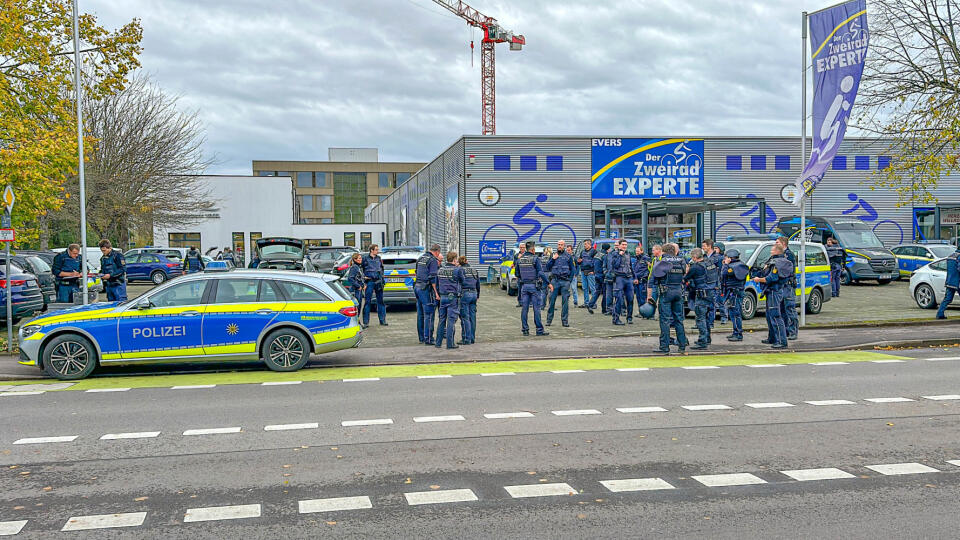 Policajti zasahujú po streľbe v škole v meste Offenburg, spolkovej krajine Bádensko-Württembersko na juhozápade Nemecka vo štvrtok 9. novembra 2023. Vo štvrtok zomrel študent, ktorý bol na poludnie vážne zranený pri streľbe v škole v nemeckom meste Offenburg.