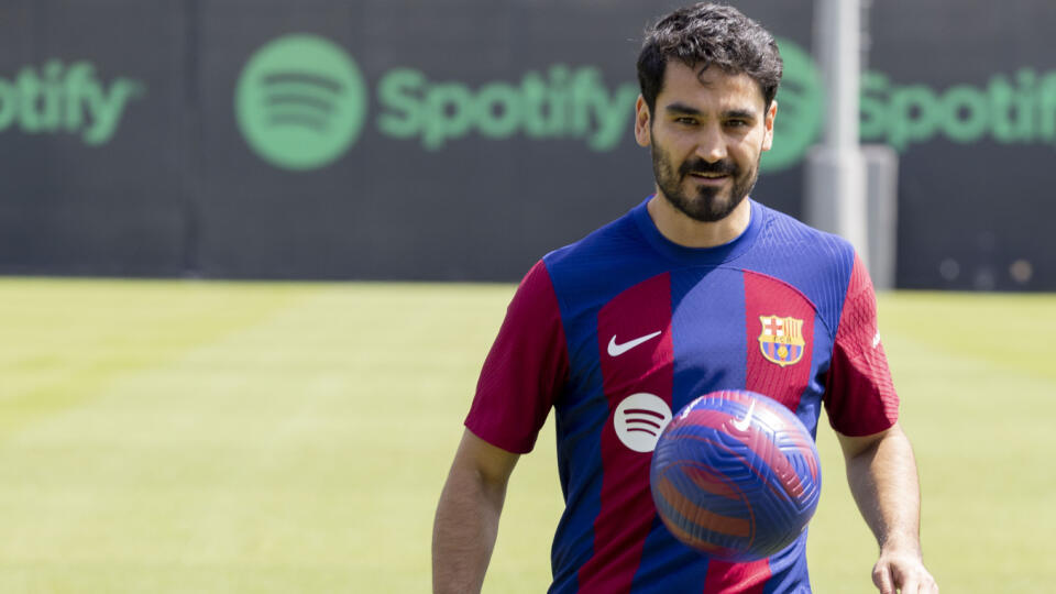 KK10 Barcelona - Nemecký stredopoliar Ilkay Gündogan pózuje počas oficiálneho predstavenia ako nového hráča FC Barcelony 17. júla 2023 v Barcelone. FOTO TASR/AP
German midfielder Ilkay Gundogan controls the ball during the official presentation after signing for FC Barcelona in Barcelona, Spain, Monday, July 17, 2023. (AP Photo/Joan Monfort)