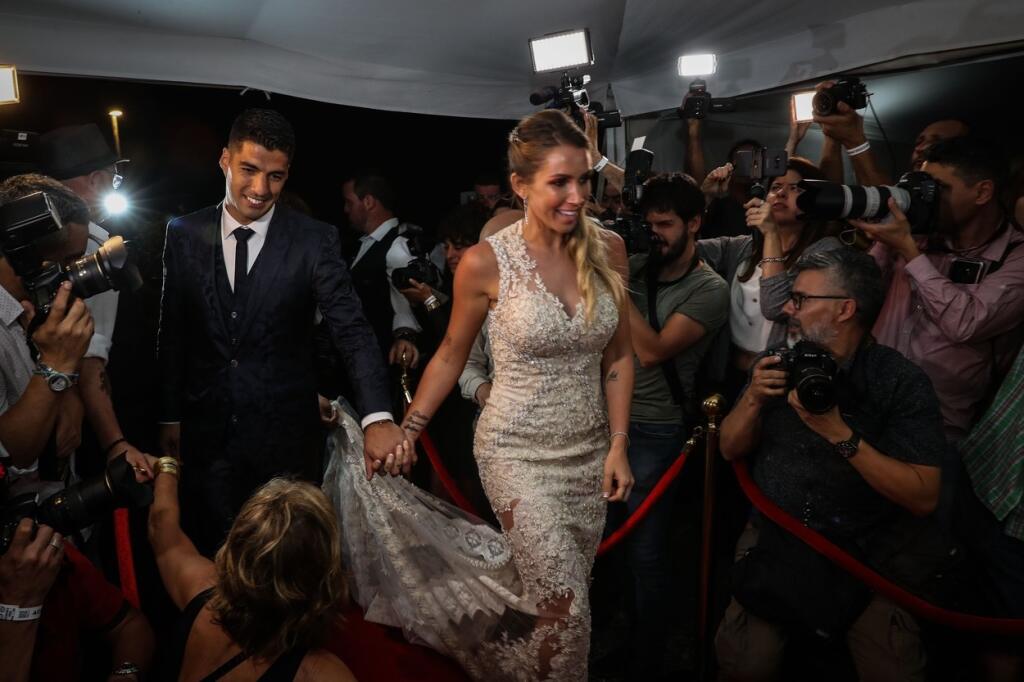 Počas Vianoc sa zišla futbalová smotánka na príjemnej akcii: útočník Barcelony Luis Suarez si s manželkou Sofiou obnovili manželské sľuby a pri tejto príležitosti zorganizovali párty pre svojich kamarátov.