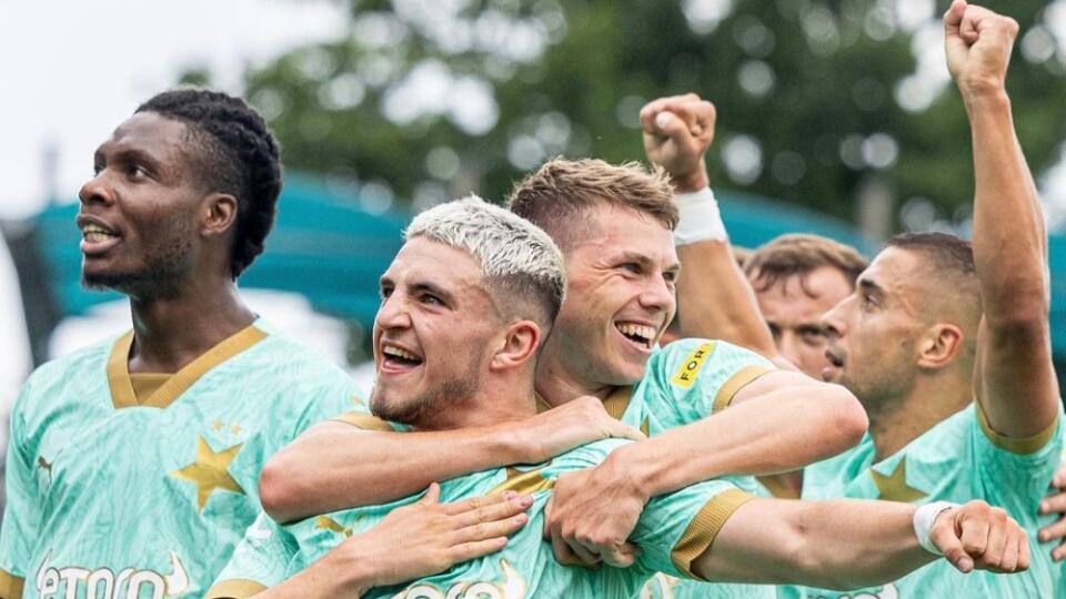 Futbalisti Slávie Praha oslavujú víťazstvo.