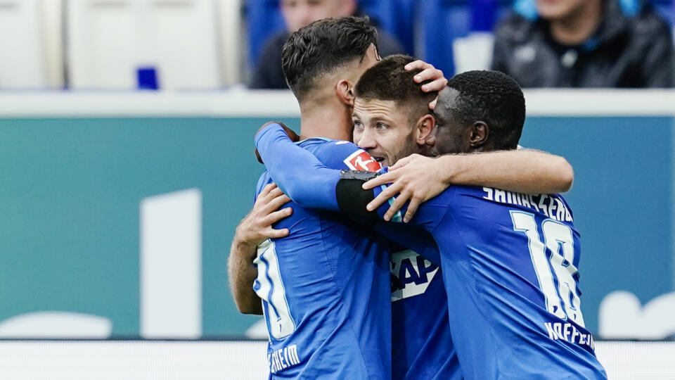 WA 93 Sinsheim - Futbalista Hoffenheimu Andrej Kramarič (uprostred) sa teší so spoluhráčmi po strelení gólu v zápase 2. kola Bundesligy TSG 1899 Hoffenheim – Bayern Mníchov v Sinsheime v nedeľu 27. septembra 2020. FOTO TASR/AP 


Hoffenheim's goal scorer Andrej Kramaric, center, cheers with Hoffenheim's Munas Dabbur, left, and Hoffenheim's Diadie Samassekou after scoring his side's third goal during the German Bundesliga soccer match between TSG 1899 Hoffenheim and Bayern Munich in Sinsheim, Ger