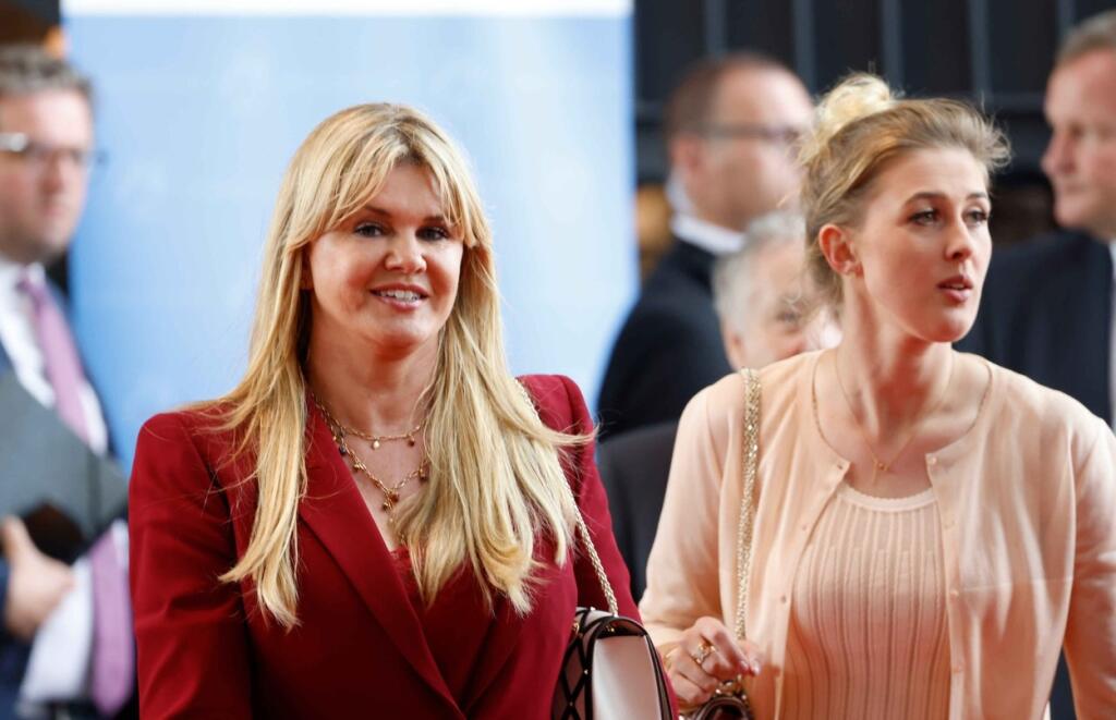 Corinna sa najskôr usmievala. Prišla si prevziať ocenenie, ktoré dostal Michael za svoju charitatívnu činnosť.