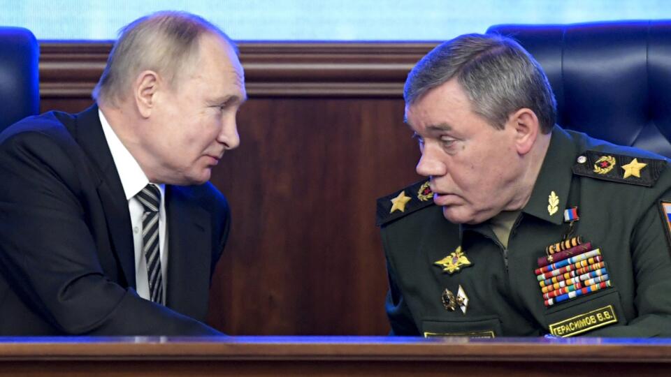 Ruský prezident Vladimir Putin (vľavo) a náčelník generálneho štábu ruských ozbrojených síl Valerij Gerasimov na zasadnutí kolégia ruského ministerstva obrany 21. decembra 2021 v Moskve. Ruský prezident Vladimir Putin označil rozširovanie NATO na východ za