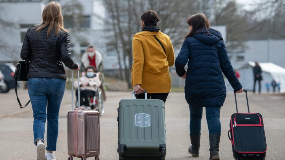 WA 13 archív Ellwangen - Na archívnej snímke z 18. marca 2022 tri Ukrajiny s kuframi prichádzajú do prijímacieho centra pre utečencov v nemeckom meste Ellwangen. Väčšina z jedného milióna Ukrajincov, ktorí po ruskej invázii utiekli do Nemecka, sa tam cíti byť vítaná. Približne 37 percent z nich by sa pritom chcelo v Nemecko usadiť natrvalo alebo tam stráviť aspoň niekoľko rokov. Vyplýva to z prieskumu, ktorého vypracovanie podporila aj nemecká vláda. Prieskumu sa zúčastnilo 11.225 ukrajinských u