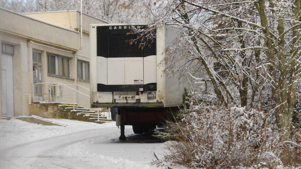 Počty mŕtvych, ktorí v Nitre zomreli na ochorenie COVID-19, pribúdajú. Kapacity domov smútku sú naplnené a v meste nie je kde uchovávať telá nebožtíkov.