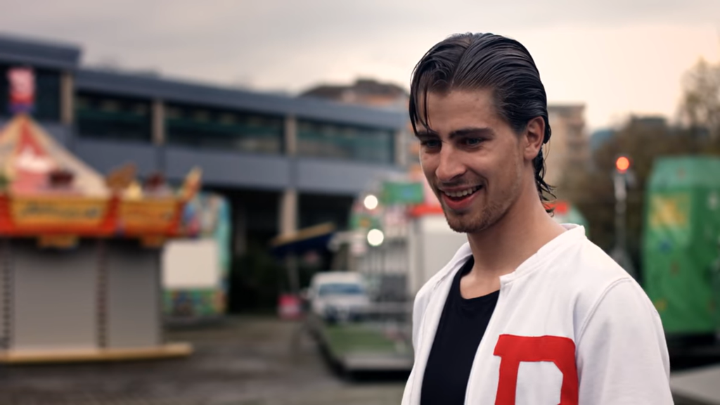 Musíte uznať, že Peter Sagan je naozajstným slovenským dvojníkom Johna Travoltu. Pieseň s ex natočili v roku 2015, kedy si sľúbili večnú lásku pred oltárom. Všetko ale skončilo inak.