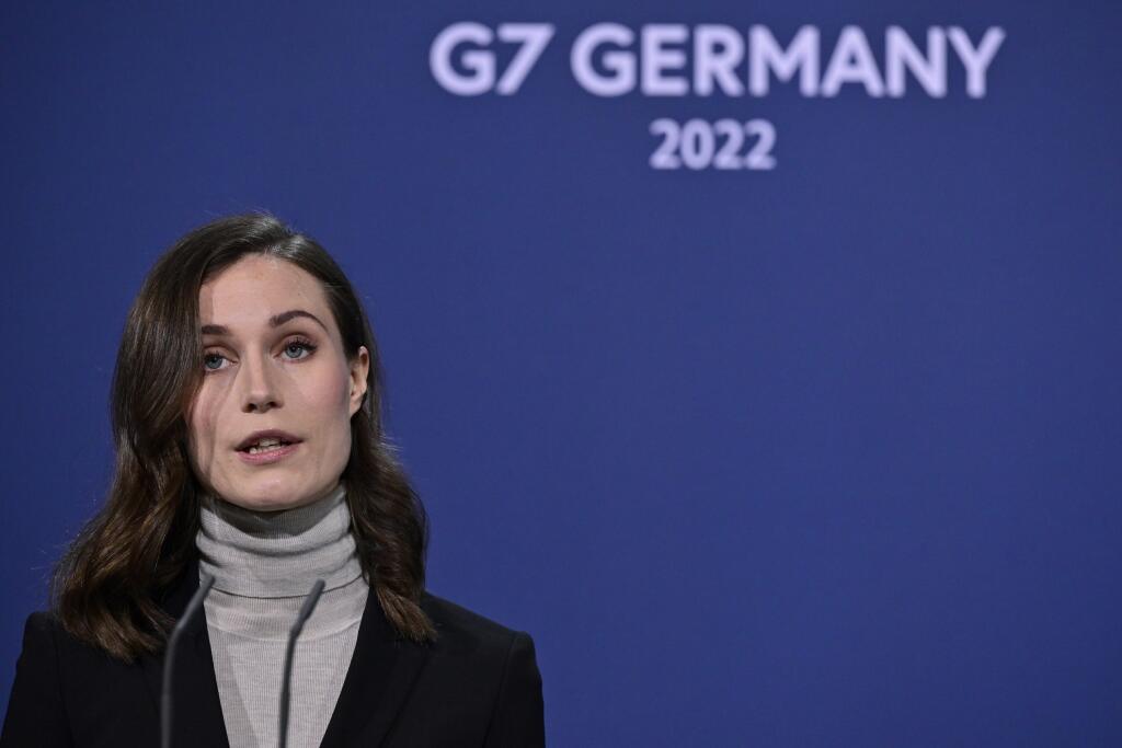 Na snímke fínska premiérka Sanna Marinová počas spoločnej tlačovej konferencie s nemeckým kancelárom Olafom Scholzom v Berlíne v stredu 16. marca 2022.