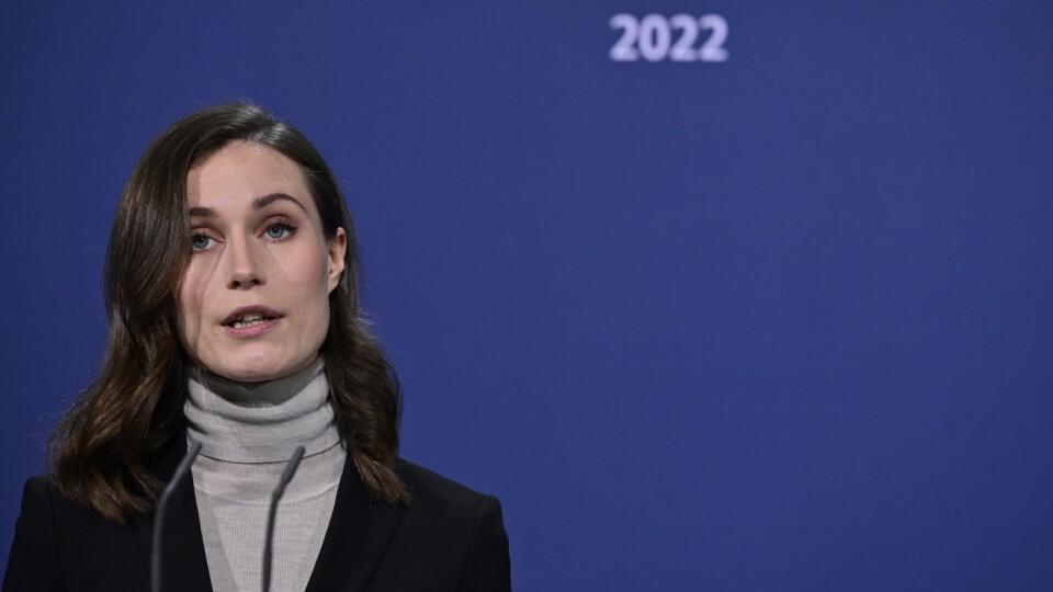Na snímke fínska premiérka Sanna Marinová počas spoločnej tlačovej konferencie s nemeckým kancelárom Olafom Scholzom v Berlíne v stredu 16. marca 2022.