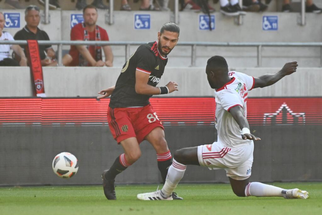 Na snímke vľavo hráč Trnavy Kyriakos Savvidis a hráč Sepsi OSK Boubacar Fofana bojujú o loptu počas zápasu 2. predkola Európskej konferenčnej ligy medzi FC Spartak Trnava a Sepsi OSK v Trnave vo štvrtok 22. júla 2021. FOTO TASR - Lukáš Grinaj
