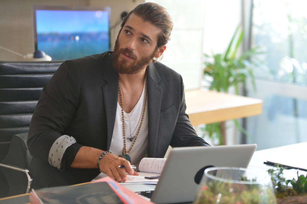 Can Yaman zo seriálu S hlavou v oblakoch