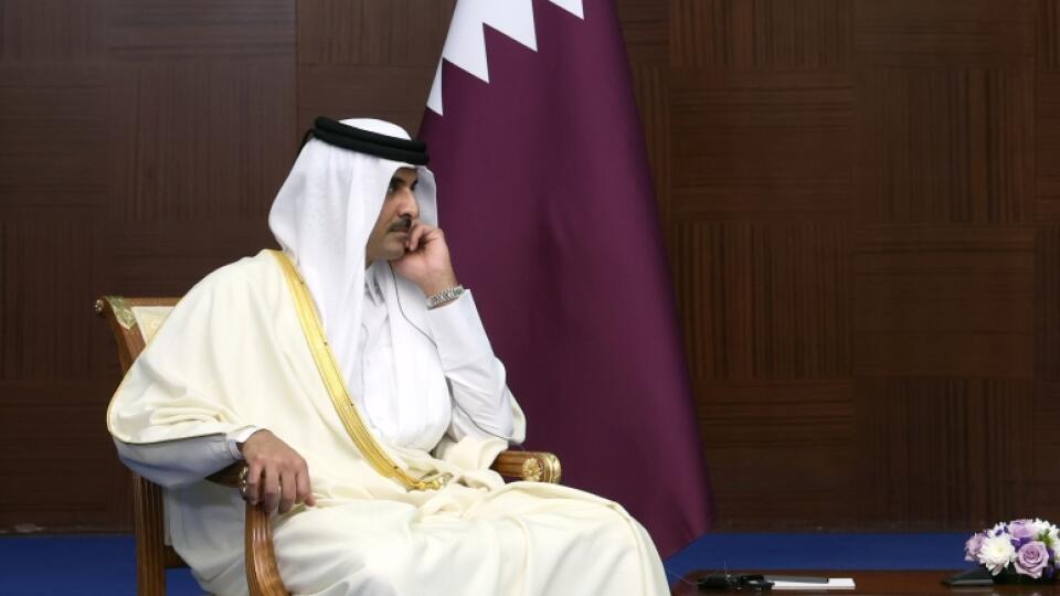 KK33 Astana - Na snímke zľava katarský emir, šejk Tamim bin Hamad Al Thání a ruský prezident Vladimir Putin počas stretnutia na Konferencii o interakcii a opatreniach na budovanie dôvery v Ázii (CICA) 13. októbra 2022 v kazašskej Astane. FOTO TASR/AP
Russian President Vladimir Putin, right, gestures while speaking to the Emir of Qatar, Sheikh Tamim bin Hamad Al Thani on sidelines of the Conference on Interaction and Confidence Building Measures in Asia (CICA) summit, in Astana, Kazakhstan, Thurs