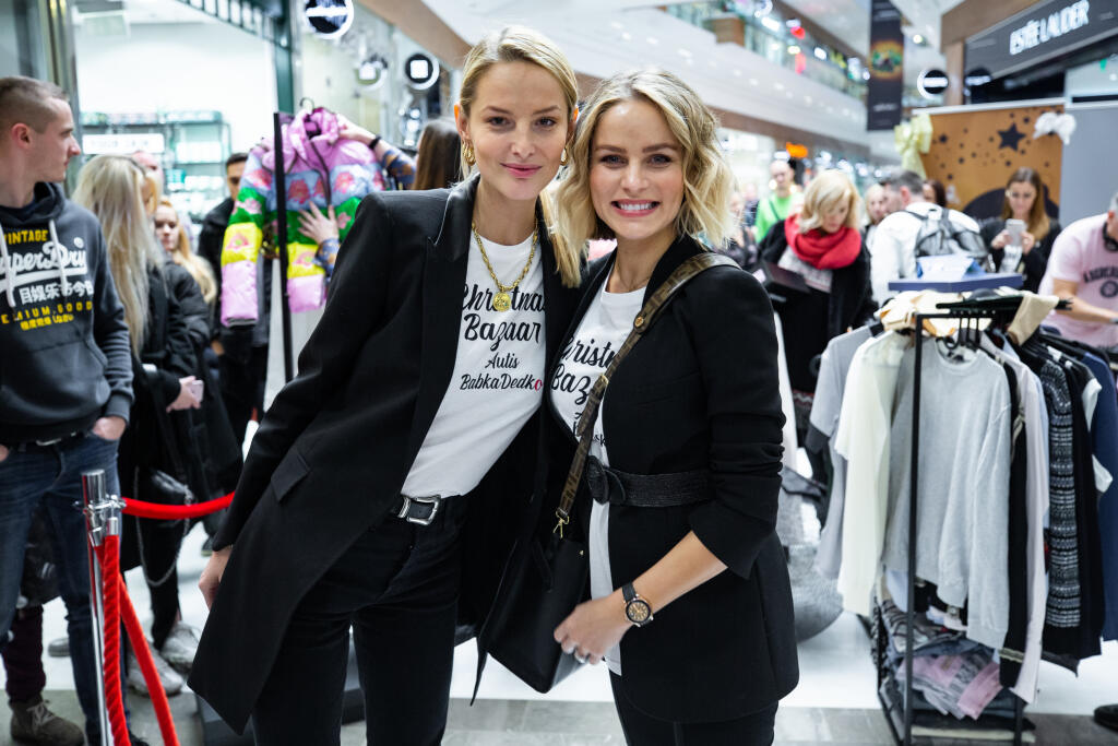 Charitatívny bazár slovenských celebrít v jednom z bratislavských nákupných centier. Na snímke Ivana Gáborík a Michaela Kocianová.