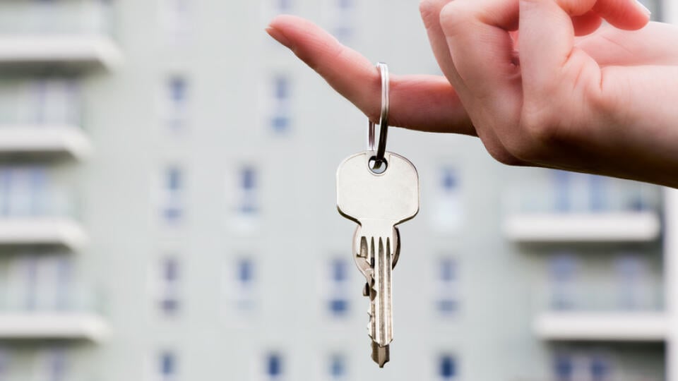 A,Real,Estate,Agent,Holding,Keys,To,A,New,Apartment