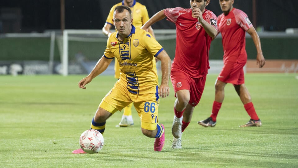 Na snímke vľavo Miroslav Káčer (DAC) a vpravo Otar Perulava (FC Dila Gori) počas odvetného stretnutia 1. predkola Európskej konferenčnej ligy Dila Gori - DAC Dunajská Streda 20. júla 2023 v Gori (Gruzínsko). FOTO TASR - Pavel Neubauer