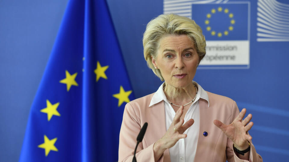 PK 18 Brusel - Na snímke predsedníčka Európskej komisie Ursula von der Leyenová počas tlačovej konferencie so španielskym premiérom Pedrom Sánchezom k novej spolupráci pri výrobe vakcín medzi Európskou úniou, krajinami Latinskej Ameriky a karibskými štátmi v Bruseli 22. júna 2022. FOTO TASR/AP
European Commission President Ursula von der Leyen speaks during a statement regarding the launch of a new partnership for vaccine manufacturing between the EU and Latin American and Caribbean countries a