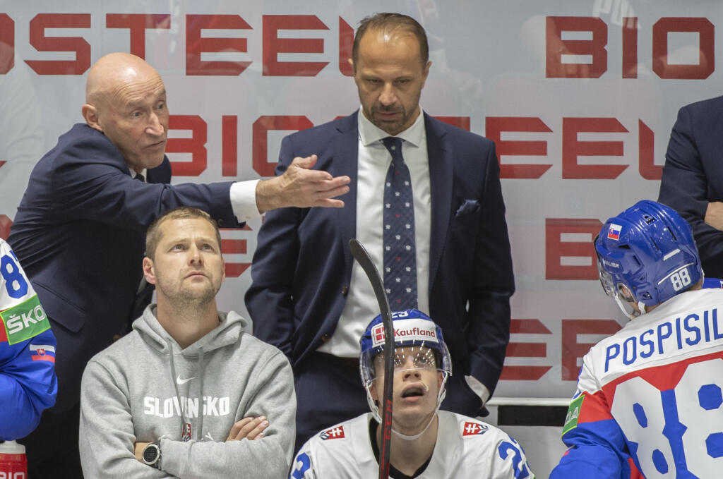 Na snímke zľava tréner slovenských hokejistov Craig Ramsay, asistent Ján Pardavý, dole uprostred Adam Liška a vpravo Kristián Pospíšil počas zápasu základnej A - skupiny Slovensko - Nemecko na 85. majstrovstvách sveta v ľadovom hokeji v Helsinkách v sobotu 14. mája 2022.