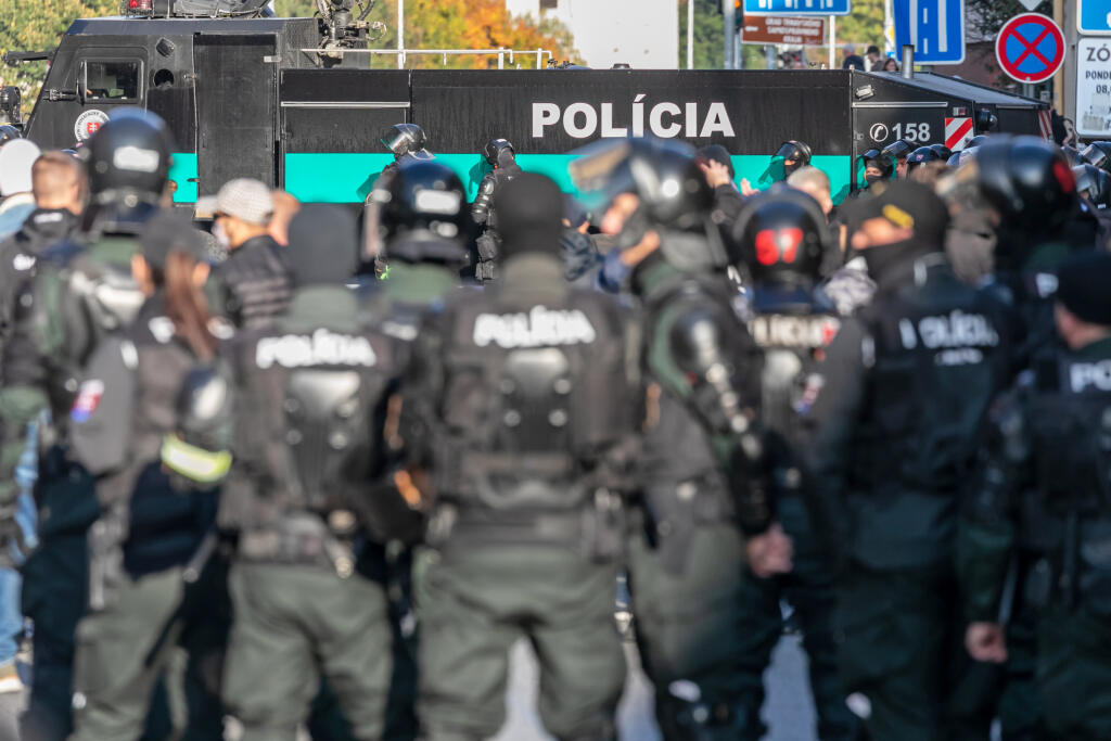 Zasiahnuť vtedy museli aj policajní kukláči, ktorí za použitia donucovacích prostriedkov vytlačili fanúšikov hostí zo štadióna.